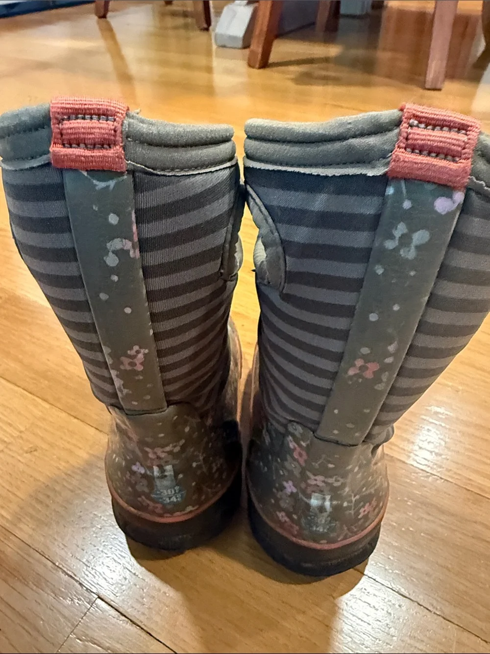 Bogs girls flowers / stripes snowboots size 9 .